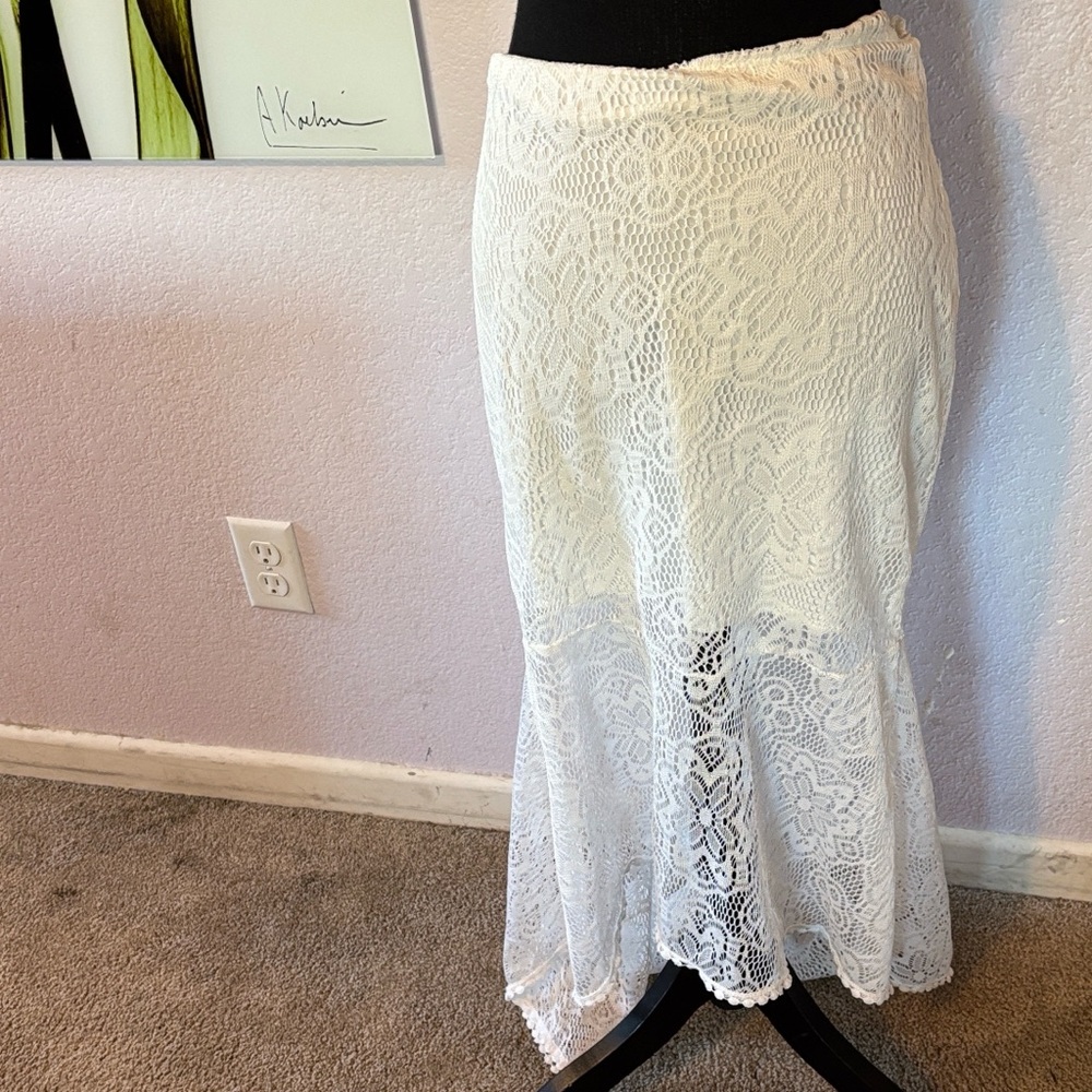 White lace skirt